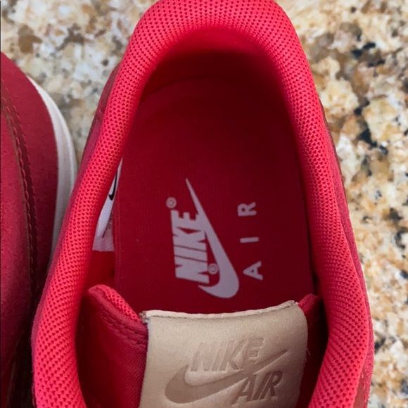 Woman’s Air Force 1 Low Light HYPR RED - Picture 4 of 6